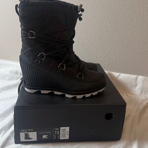 NWT Sorel Kinetic Wedge Boots - Black and White
